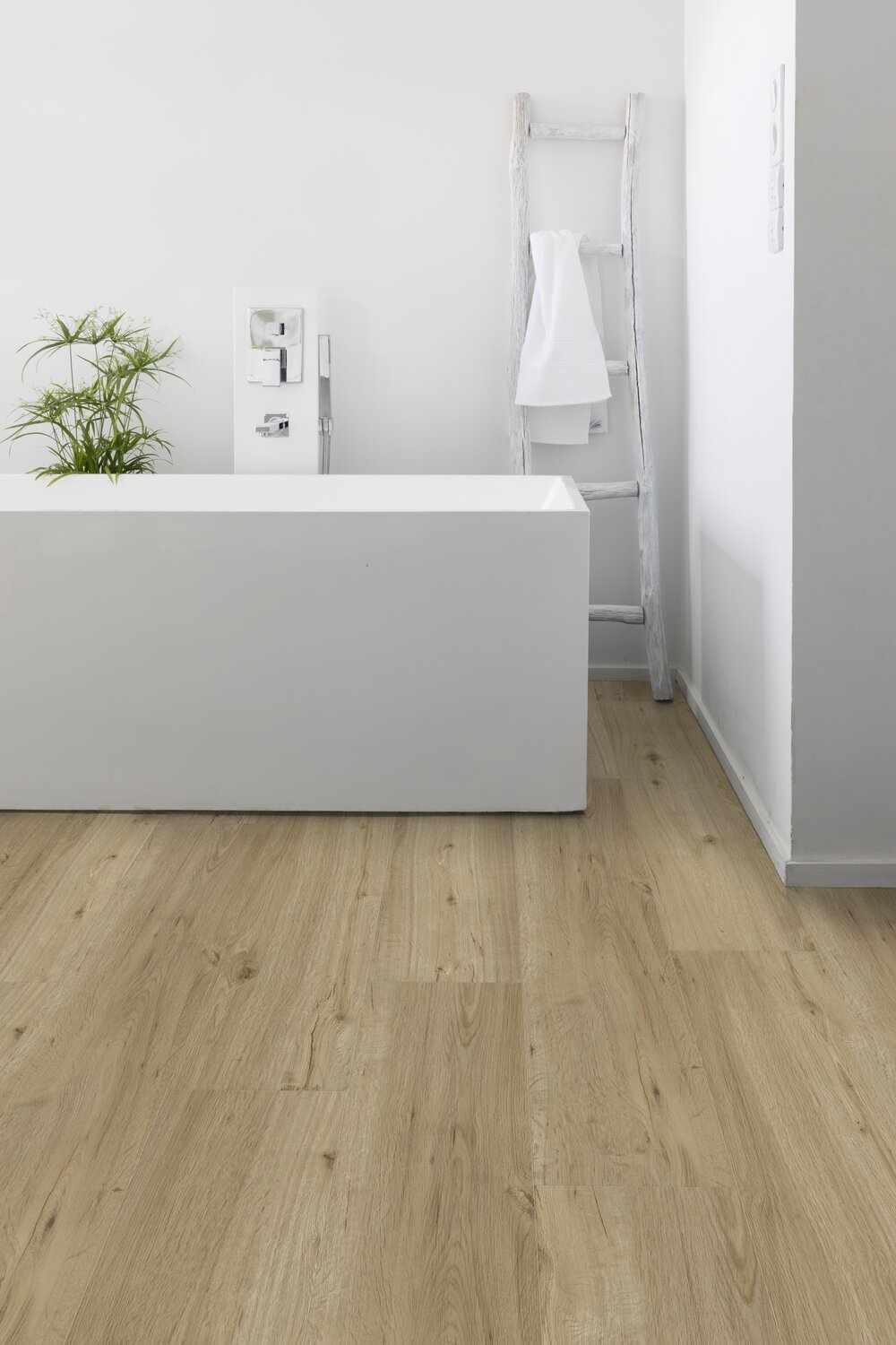 RS42943_Poppy Light bathroom.jpg
