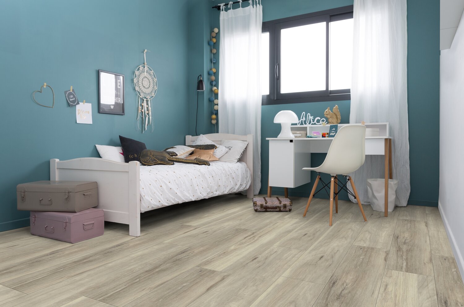 RS32813_Authentic blond bedroom3.jpg